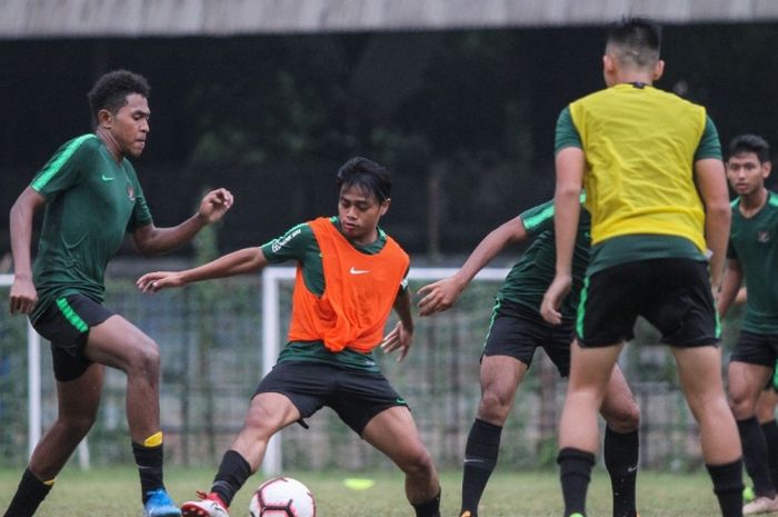 Andre Oktaviansyah (rompi oranye) saat jalani pemusatan latihan timnas U-19 Indonesia di Stadion Pajajaran, Kota Bogor, Kamis (26/9/2019).