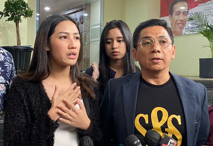 Tamara Tyasmara bersama kuasa hukumnya, Sandy Arifin, saat Grid.ID jumpai di Polda Metro Jaya, Rabu (7/2/2024).