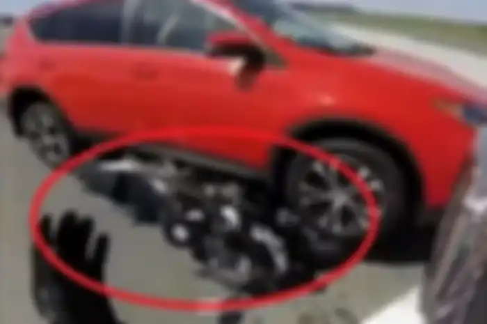 Motor terlindat mobil di jalan 