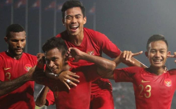 Penyerang timnas U-22 Indonesia, Osvaldo Haay, dan kawan-kawan merayakan gol ke gawang Thailand pada final Piala AFF U-22 2019, Selasa (26/2/2019).