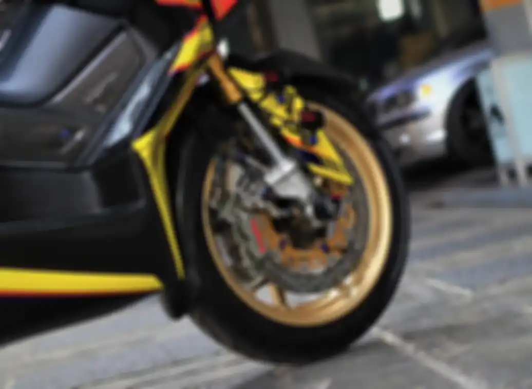 Kaliper Brembo 4 piston menempel pada USD milik CBR250RR, Yamaha XMAX jadi sporty banget…
