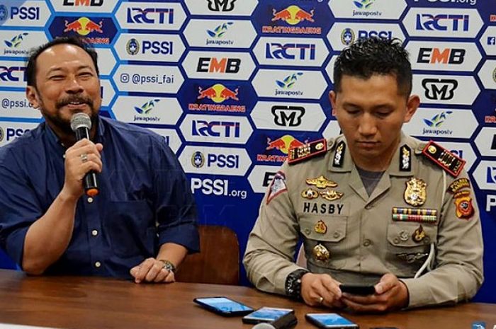 Budi Bram Rachman (kiri), general coordinator pertandingan kandang Persib Bandung, tak mendapat izin dari polisi untuk menggelar laga leg 2 babak 8 besar Piala Indonesia 2018-2019 di Stadion Si Jalak Harupat, Kabupaten Bandung, Senin (29/4/2019).