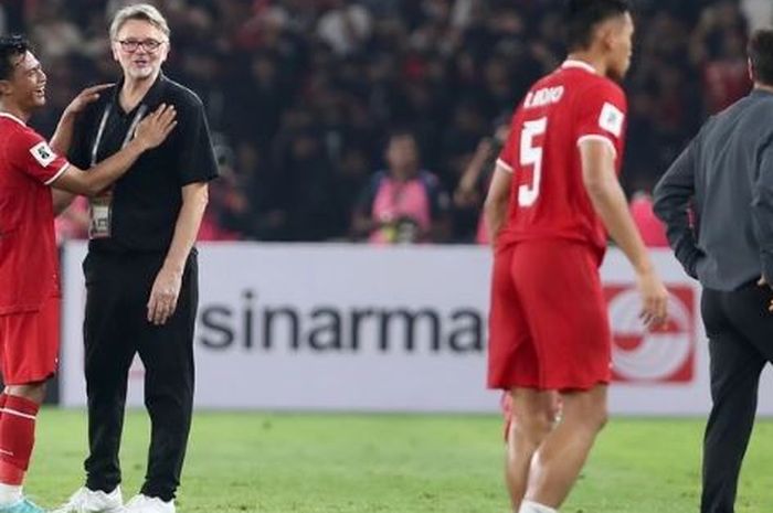 Philippe Troussier menghampiri Pratama Arhan usai pertandingan Timnas Indonesia versus Vietnam.