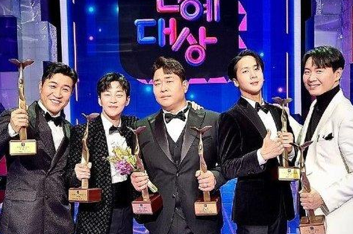 Foto para host 2D1N di KBS awards