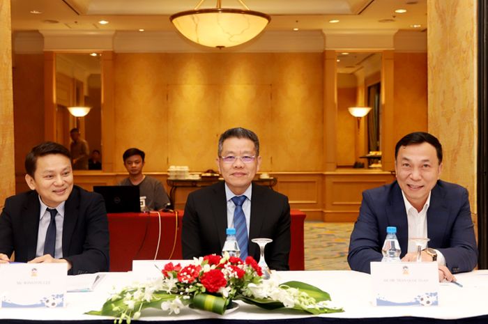 Presiden VFF Tran Quoc Tuan (kanan) mengaku tidak bisa tidur selama dua malam usai kekalahan dari Malaysia.