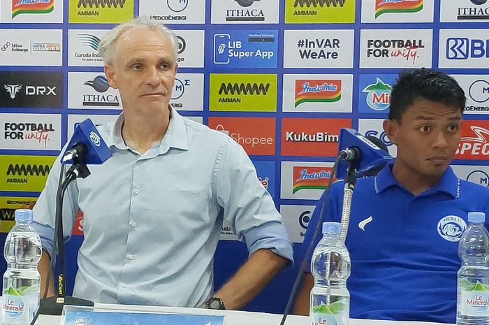 Pelatih Arema FC, Joel Cornelli, dan pemain Dedik Setiawan saat memberikan keterangan kepada media pasca laga melawan PSS Sleman, Jumat (20/9/2024).