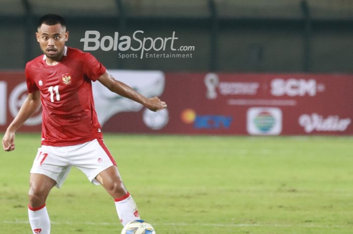 Pemain sayap kiri timnas Indonesia, Saddil Ramdani (kanan), sedang menguasai bola di Stadion Si Jalak Harupat, Bandung, Jawa Barat, 1 Juni 2022.