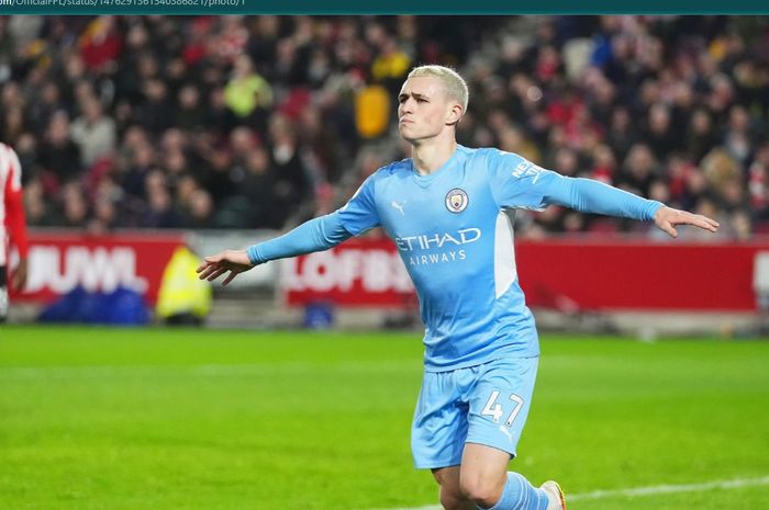 Penyerang Manchester City, Phil Foden, merayakan gol dalam laga Liga Inggris kontra Brentford di Brentford Community Stadium, Rabu (29/12/2021).