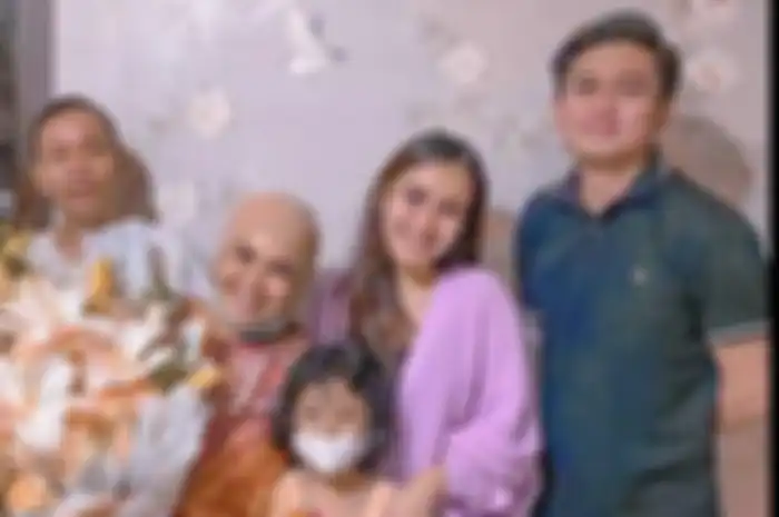 Ayu Ting Ting ajak Adit Jayusman di ulang tahun Umi Kalsum 