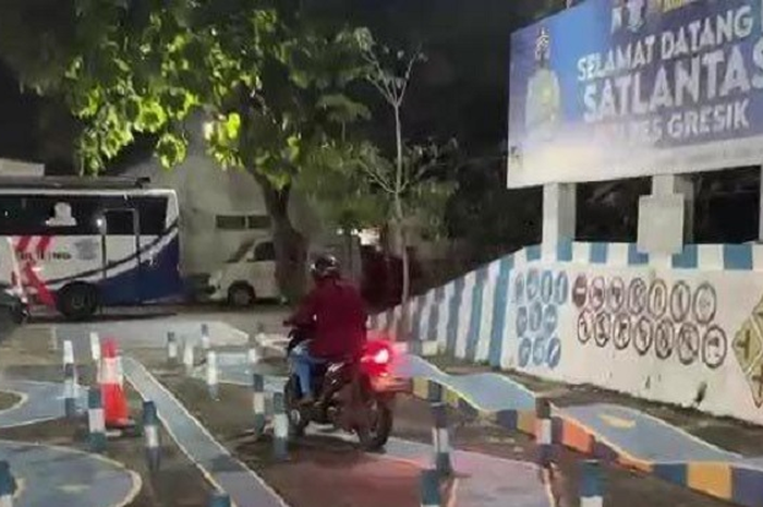 Remaja di Gresik 16 kali gagal latihan bikin SIM C dan terus berlatih sampai larut malam, akhirnya dapat kejutan dari Kapolres Gresik