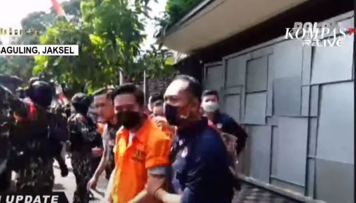 Tersangka pembunuhan Brigadir J sampai di rumah Ferdy Sambo untuk melakukan rekonstruksi