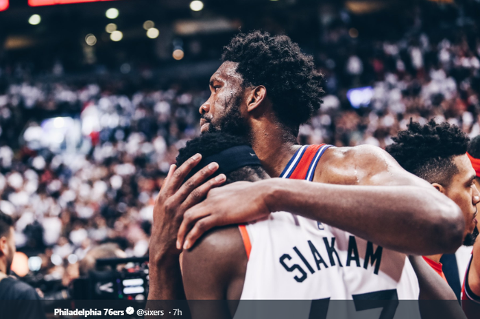 Pebasket Philadelphia 76ers, Joel Embiid, terlihat menitikkan air mata setelah memastikan diri gagal melaju ke final Wilayah TImur Playoff NBA 2019 seusai tunduk dari Toronto Raptors di Scotiabank Arena, Torotnto, Amerika Serikat, Minggu (12/5/2019).