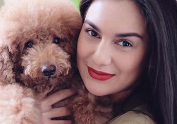 Deretan Gaya Modis Irish Bella dengan 4 Macam Model Topi Berbeda