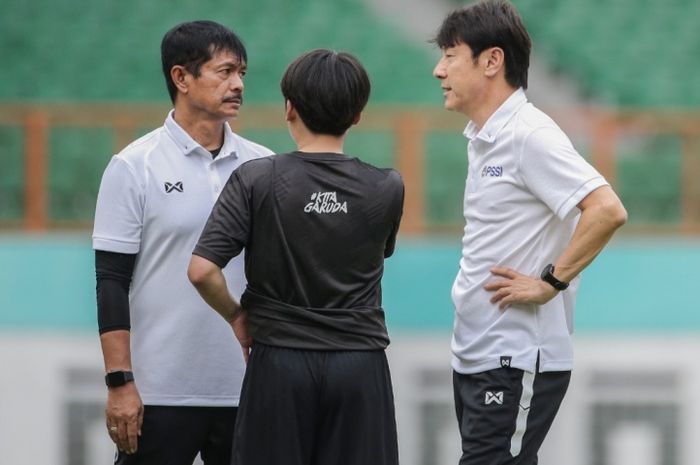 Pelatih sekaligus manajer timnas Indonesia, Shin Tae-yong, berunding dengan Indra Sjafri saat memimpin latihan timnas U-19 Indonesia.