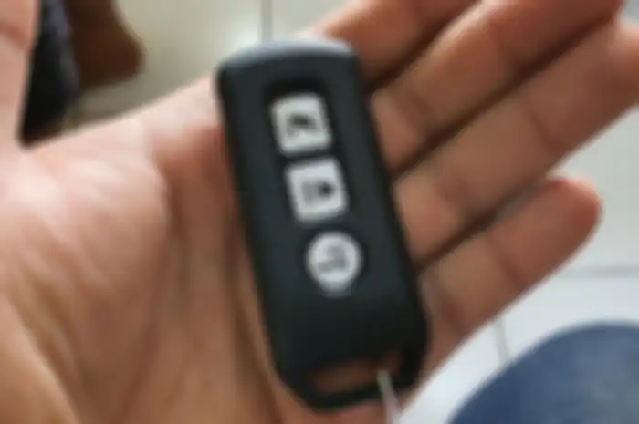 Modal uang Rp 20 ribu remote keyless motor bisa aman dari hujan. 