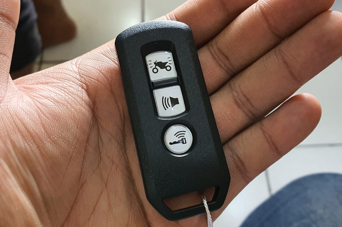 Modal uang Rp 20 ribu remote keyless motor bisa aman dari hujan. 