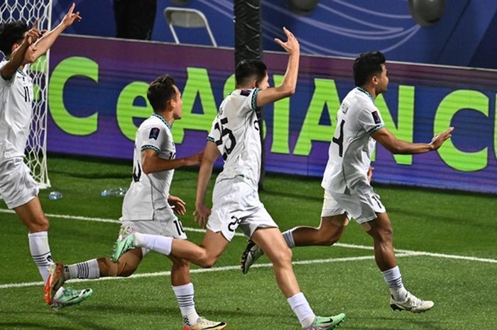 Selebrasi para pemain Timnas Indonesia usai Asnawi Mangkualam mencetak gol penalti ke gawang Vietnam di Piala Asia 2023.