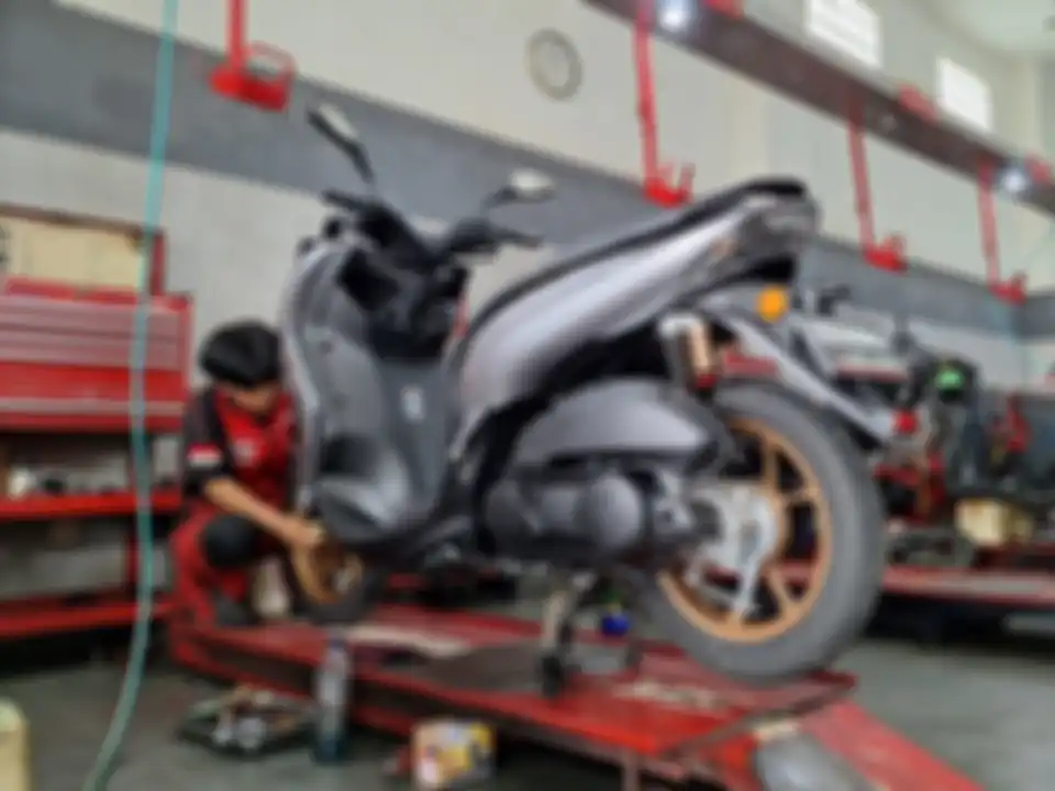 Pabrikan biasanya mewajibkan pemilik untuk melakukan servis motor barunya maksimal 1.000 km atau 1 bulan pemakaian mana yang tercapai dahulu