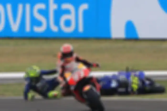 Senggolan antara Marquez dan Rossi di GP Argentina April 2018, berujung terjatuhnya Rossi.