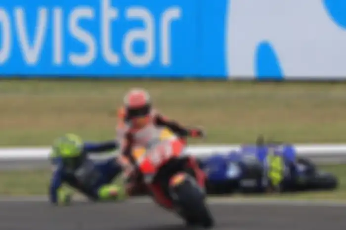 Senggolan antara Marquez dan Rossi di GP Argentina April 2018, berujung terjatuhnya Rossi.