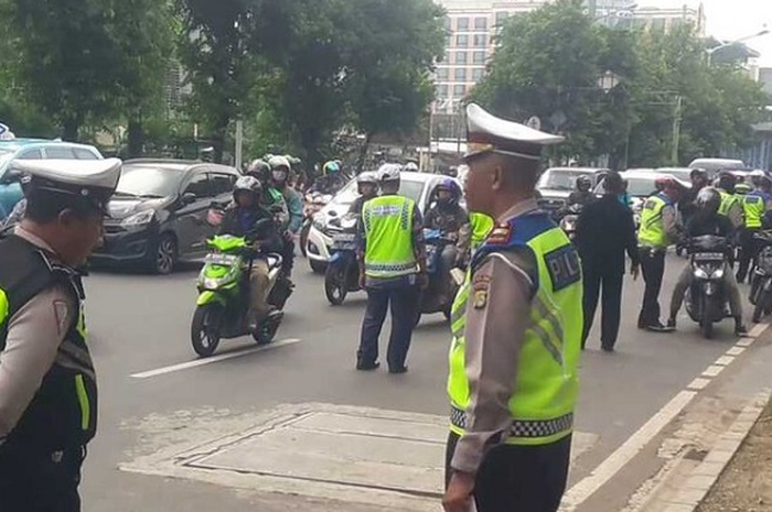 Foto ilustrasi tilang. Cara unik polisi terapkan tilang, denda tilang bisa dibayar dengan suntik vaksin sampai tanggal segini.