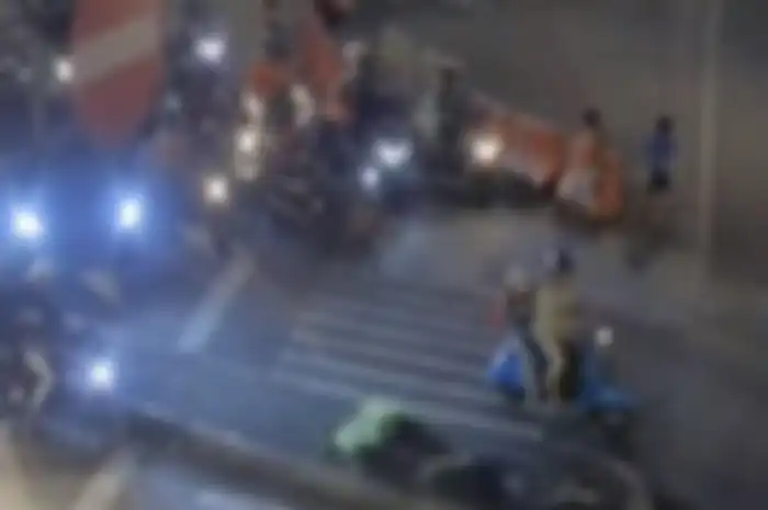 Pengendara Vespa berhenti melewati marka jalan, terekam kamera dan dinasihati CCTV,