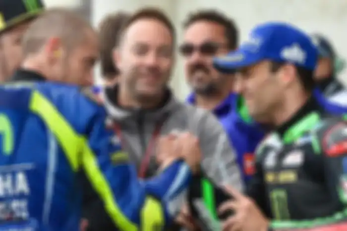 Valetntino Rossi (kiri) dan Johann Zarco (kanan)