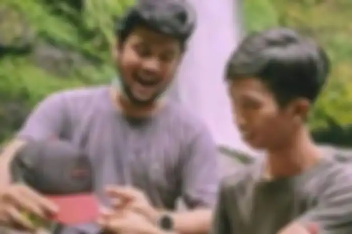 Alprih Priyono (kanan), mantan asisten Panji Petualang, meinggal akibat digigit ular Kobra.