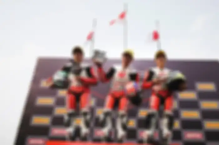 Afridza Syach Munandar (tengah) bikin dua pembalap Jepang bengong di race 1 Asia Talent Cup 2019 Thailand, (16/3/2019)
