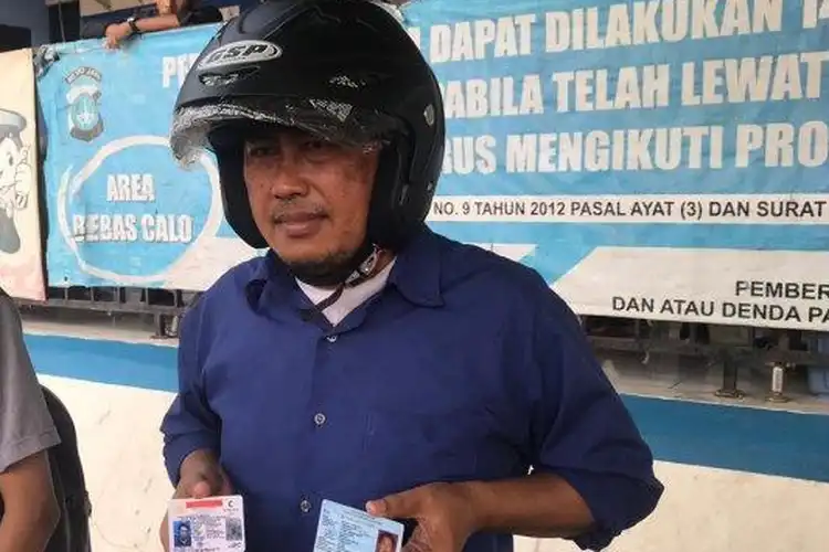Asik Banget, Polres Tangerang Selatan Bagikan Helm Gratis Kepada Pemohon SIM