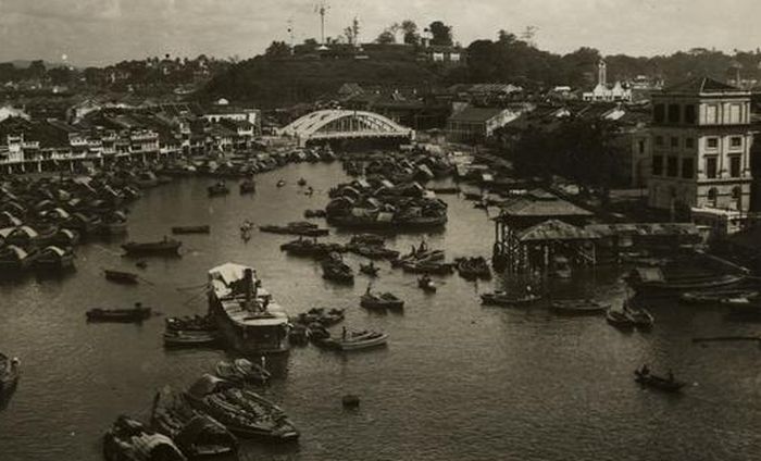 Muara di Sungai Singapura  sekitar tahun 1920. Muara ini mengalami berkali-kali reklamasi dalam sejarah Singapura demi bisa menopang pedagang dari berbagai negara.