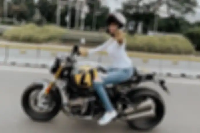 Nikita Mirzani masih memiliki BMW R90 dan kini akibat kasus pelecehan nama baik, ia ditahan di Rutan Kelas 2B Serang, Banten. 