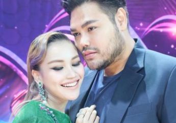Makin Getol Tunjukkan Kemesraan! Ayu Ting Ting Nyender Manja di Dadanya, Ivan Gunawan Langsung Singgung Soal Dua Status Hubungan Ini