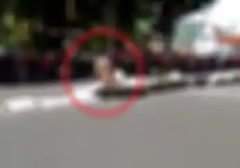 Sadis! Video Pembalap Ini Balas Dendam Di Tengah Lintasan Saat Balap