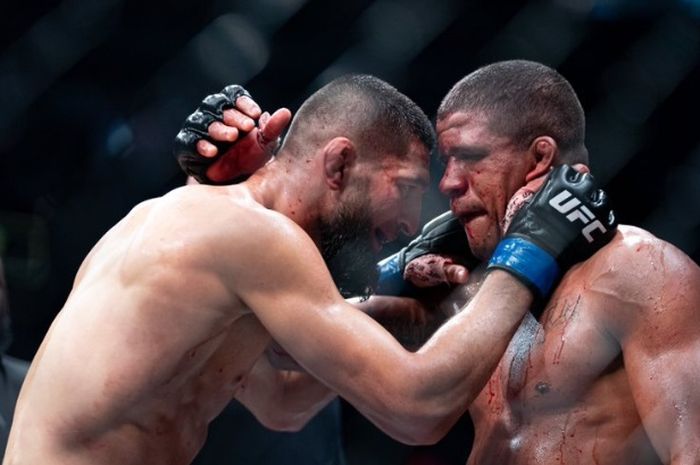 Saling respek antara Khamzat Chimaev dan Gilbert Burns usai laga UFC 273, Minggu (10/4/2022) WIB di Jacksonville.