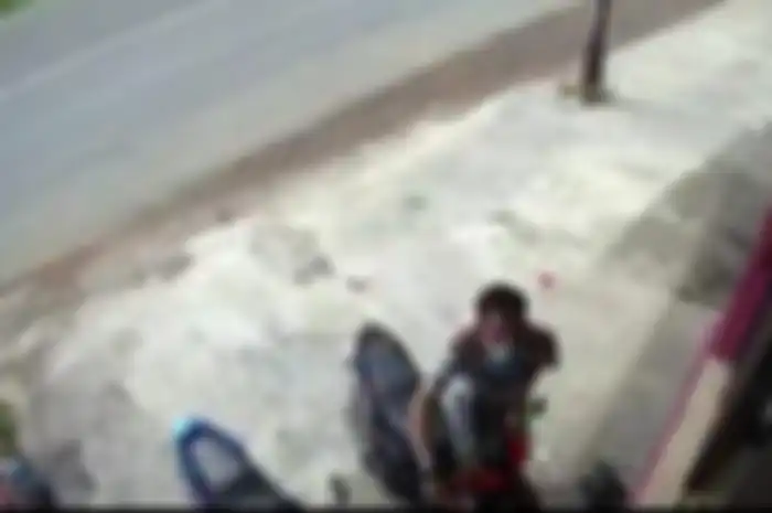 Tangkapan layar aksi pelaku pencurian motor matic Honda BeAT di Majalengka yang beraksi di siang hari dan terekam jelas CCTV. 