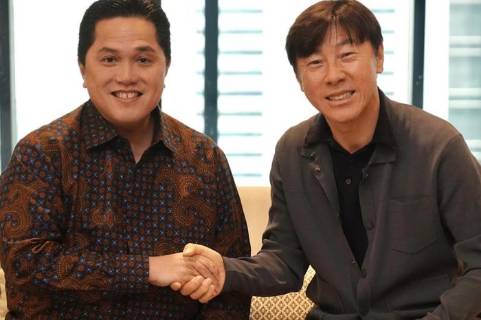 Ketua Umum PSSI Erick Thohir bertemu pelatih timnas Indonesia Shin Tae-yong.