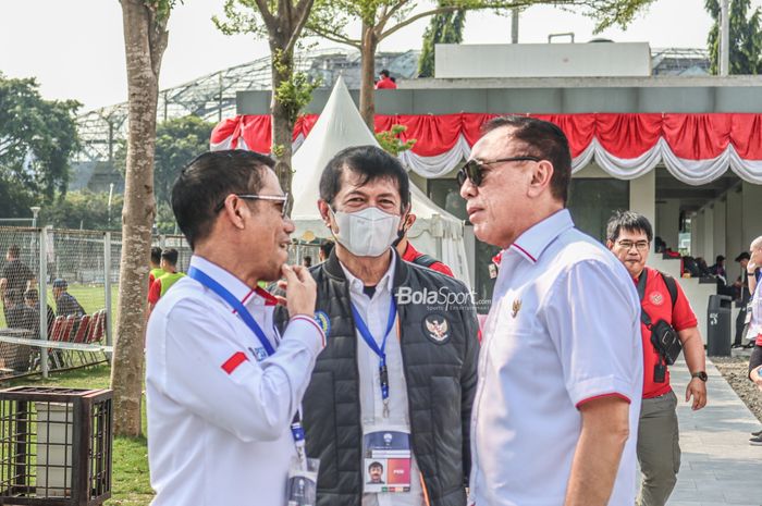 Yunus Nusi selaku Sekretaris Jendral PSSI (kiri), Indra Sjafri sebagai Direktur Teknik PSSI (tengah), dan Mochamad Iriawan yang merupakan Ketua Umum PSSI nampak berdiskusi di Lapangan A, Senayan, Jakarta, 15 Agustus 2022.