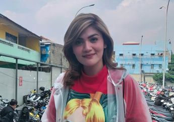 Sambil Menangis, Hilda Vitria Duduk di Samping Jenazah Sang Ayah