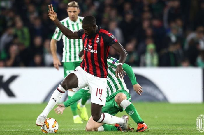 Gelandang AC Milan pinjaman dari Chelsea, Tiemoue Bakayoko, beraksi dalam laga Grup F Liga Europa melawan Real Betis.