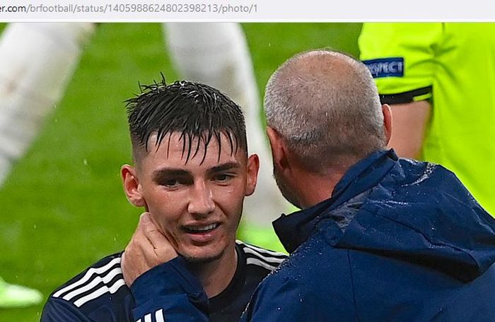 Gelandang timnas Skotlandia, Billy Gilmour, memeluk pelatih Steve Clarke dalam laga Grup D EURO 2020 kontra timnas Inggris di Stadion Wembley, Jumat (18/6/2021).