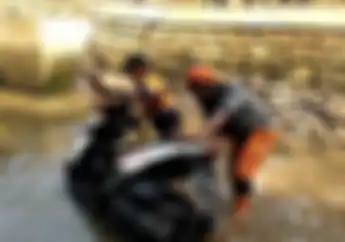 Penemuan Honda Vario di Sungai Bikin Geger, Ternyata Milik Warga yang Dibuang Karena Dikejar Debt Collector
