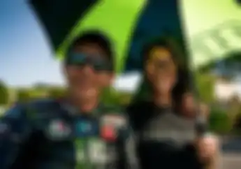 MotoGP Heboh, Pacar Valentino Rossi Umbar Pelecehan Umbrella Girl