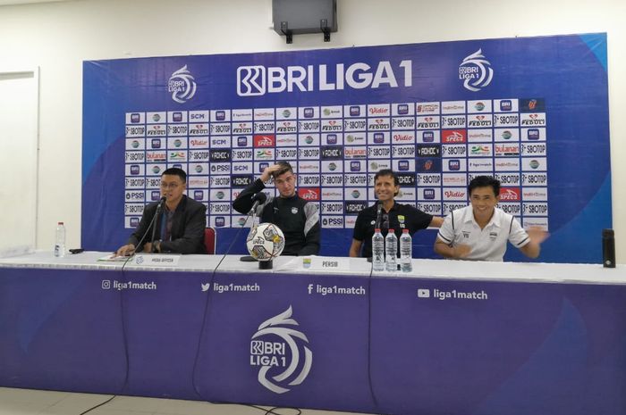 Pelatih Persib Bandung, Luis Milla dan Pemain Nick Kuipers saat sesi post match press conference pada Sabtu (24/12/2022).