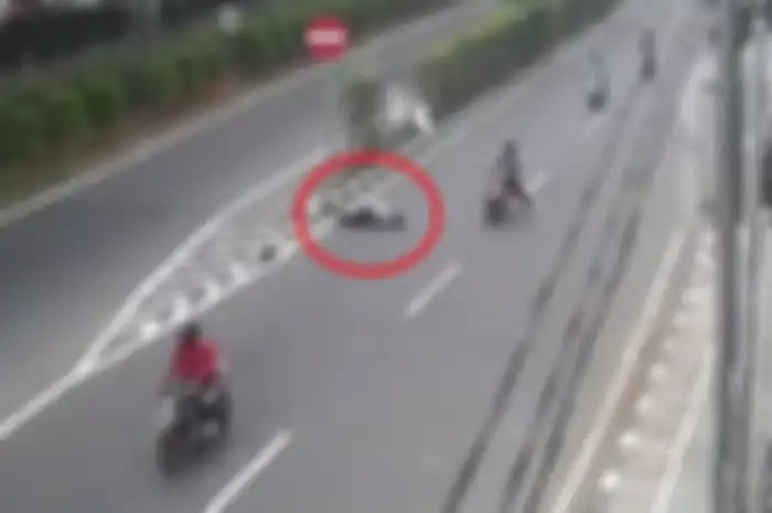 Jambret beraksi dan menewaskan perempuan di fly over Cempaka Putih.