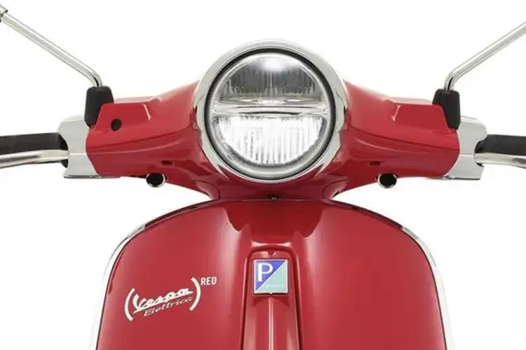 Vespa Luncurkan Motor Baru Anti Minum Bensin, Warna Serba Merah Darah