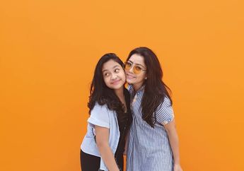 Bak Kakak Adik, Mayangsari dan Putrinya yang Sudah ABG Tampil Kompak Bergaya Kasual Tenteng Tas Branded