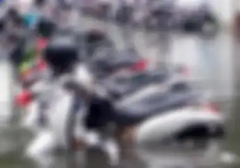 Kalau Enggak Mau Dompet Jebol, Jangan Hidupkan Motor Matik yang Mogok Akibat Banjir