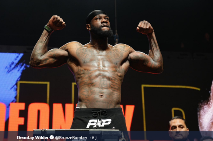 Petinju kelas berat, Deontay Wilder, saat melakukan sesi timbang badan.