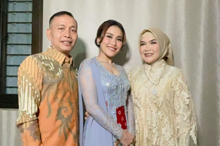 Ayu Ting Ting bersama kedua orang tuanya